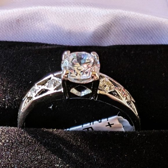 Stunning 1.00ctw Promise / Engagement Ring in .925 Sterling Silver - Picture 3 of 4